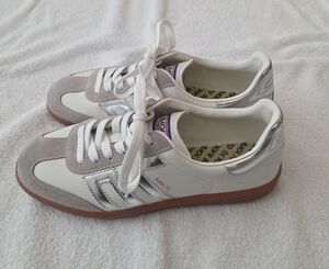 Back 70 Women's White and Silver Retro Runner Sneakers